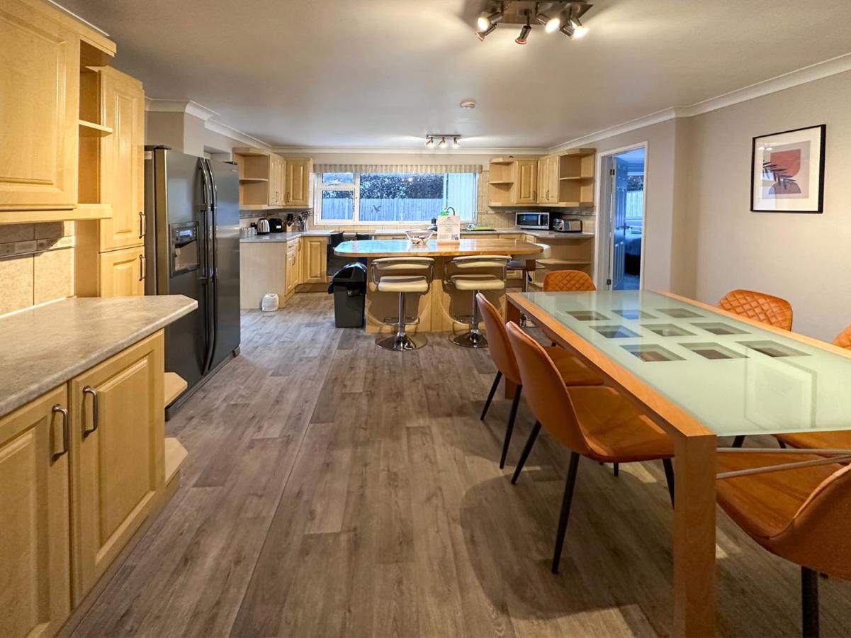 Blunsdon Lodge - Spacious Bungalow, High Speed Wi-Fi, Free Private Parking, Garden Swindon Kültér fotó