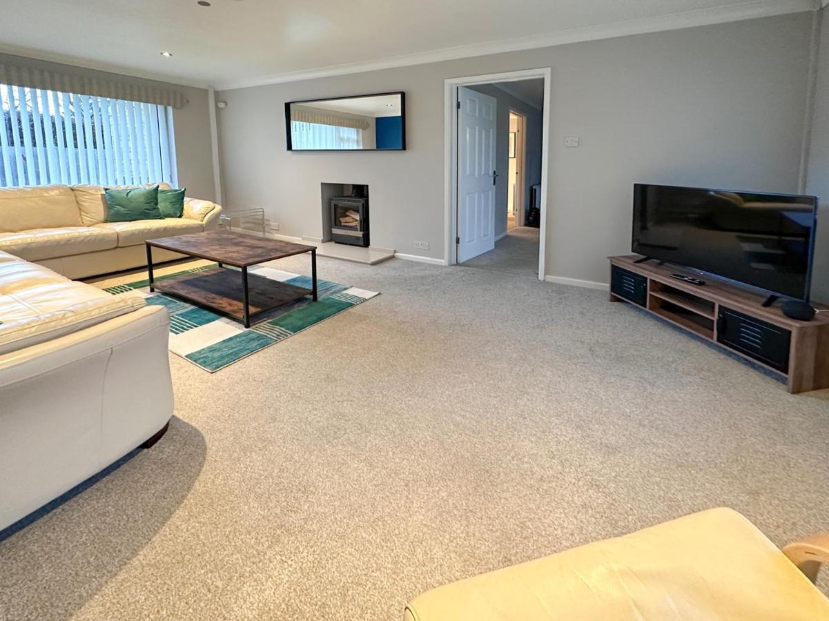 Blunsdon Lodge - Spacious Bungalow, High Speed Wi-Fi, Free Private Parking, Garden Swindon Kültér fotó